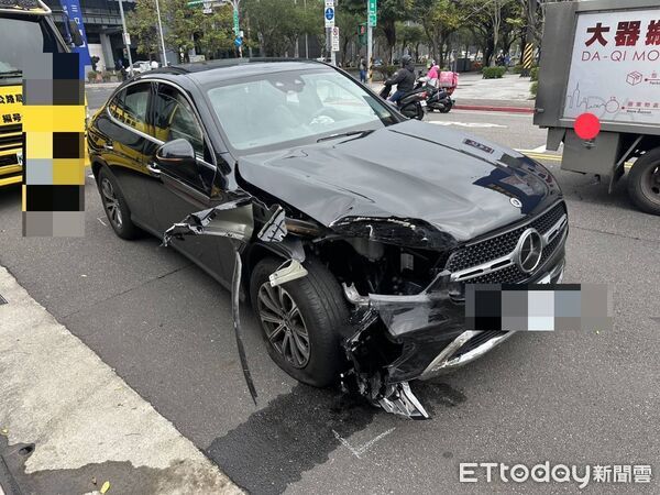 ▲▼內湖舊宗路一段、新湖二路口發生一起車禍,賓士跑旅右側車燈被撞掉。(圖/記者邱中岳翻攝)