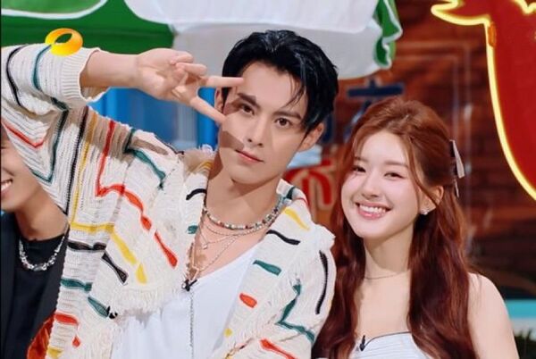 ▲王鶴棣合體趙露思,惹火虞書欣粉絲。(圖/翻攝自微博)