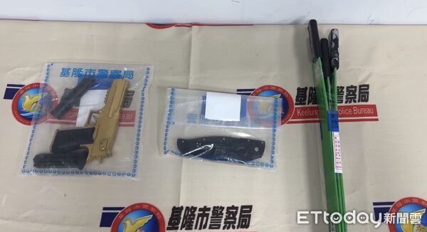 ▲基隆廟口攤商員工遭押走,涉案3少年稱「帶錯人」。(圖/記者郭世賢翻攝)