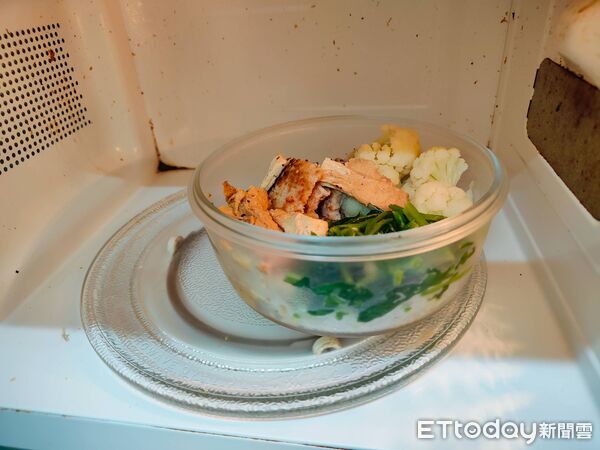▲▼微波爐,隔夜菜,微波,帶便當。(圖/記者李佳蓉攝)