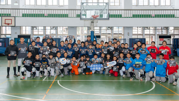▲曾豪駒總教練與參加活動的60位小球芽大合照。(圖/球芽基金,下同)