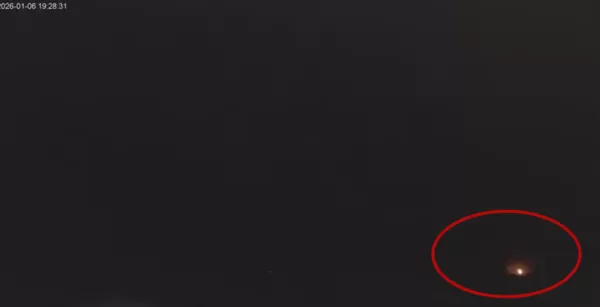 ▲當晚7時28分31秒時,出現物體墜海火光。(圖/翻攝自YouTube/東海岸即時影像-石梯坪)8569434