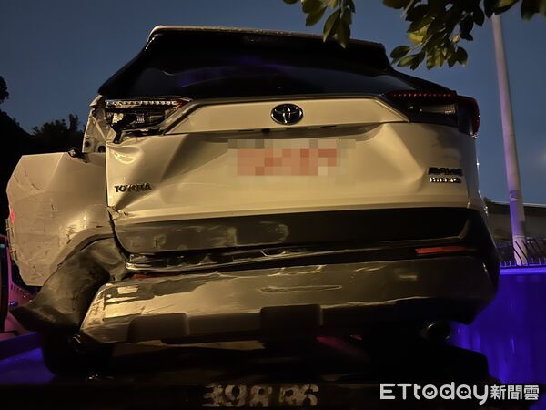 ▲▼國道1號五楊高架道南向57.7公里車禍。(圖/記者沈繼昌翻攝)