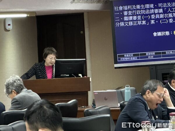 ▲▼民進黨立委范雲發言,國民黨立委蘇清泉底下打哈欠。(圖/記者詹詠淇攝)