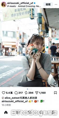 ▲日本全能天后鈴木愛理來台南演出,與市場吉祥物「菜奇鴨」貼臉合影,可愛互動在社群平台引發熱烈討論。(市府提供,下同)