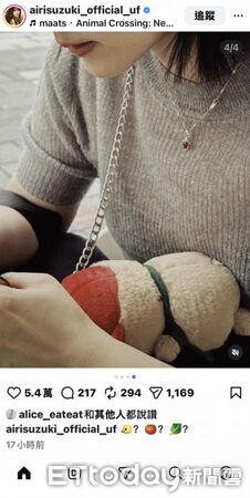 ▲日本全能天后鈴木愛理來台南演出,與市場吉祥物「菜奇鴨」貼臉合影,可愛互動在社群平台引發熱烈討論。(市府提供,下同)