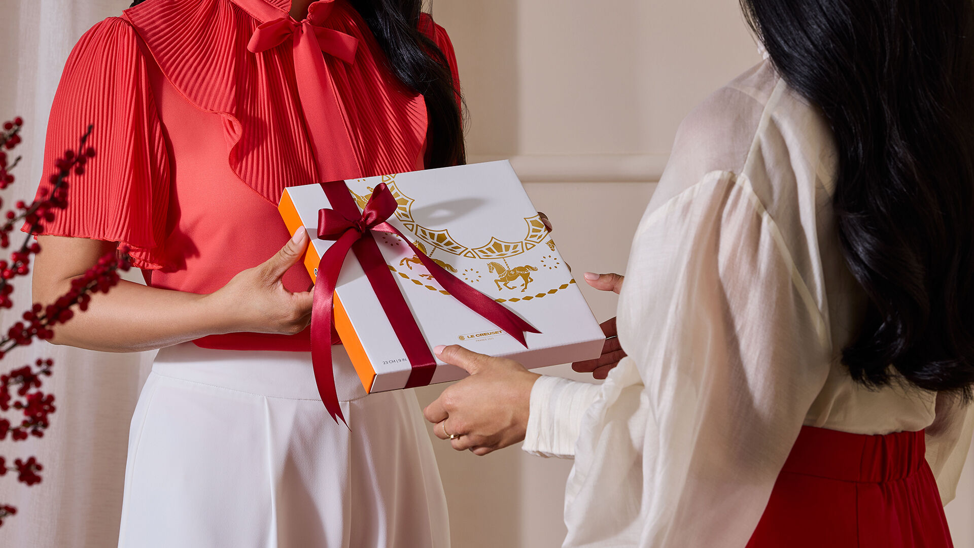 ▲LE CREUSET迎春「旋轉木馬」系列,用浮雕工藝讓日常餐桌也有儀式感。(圖/品牌提供)