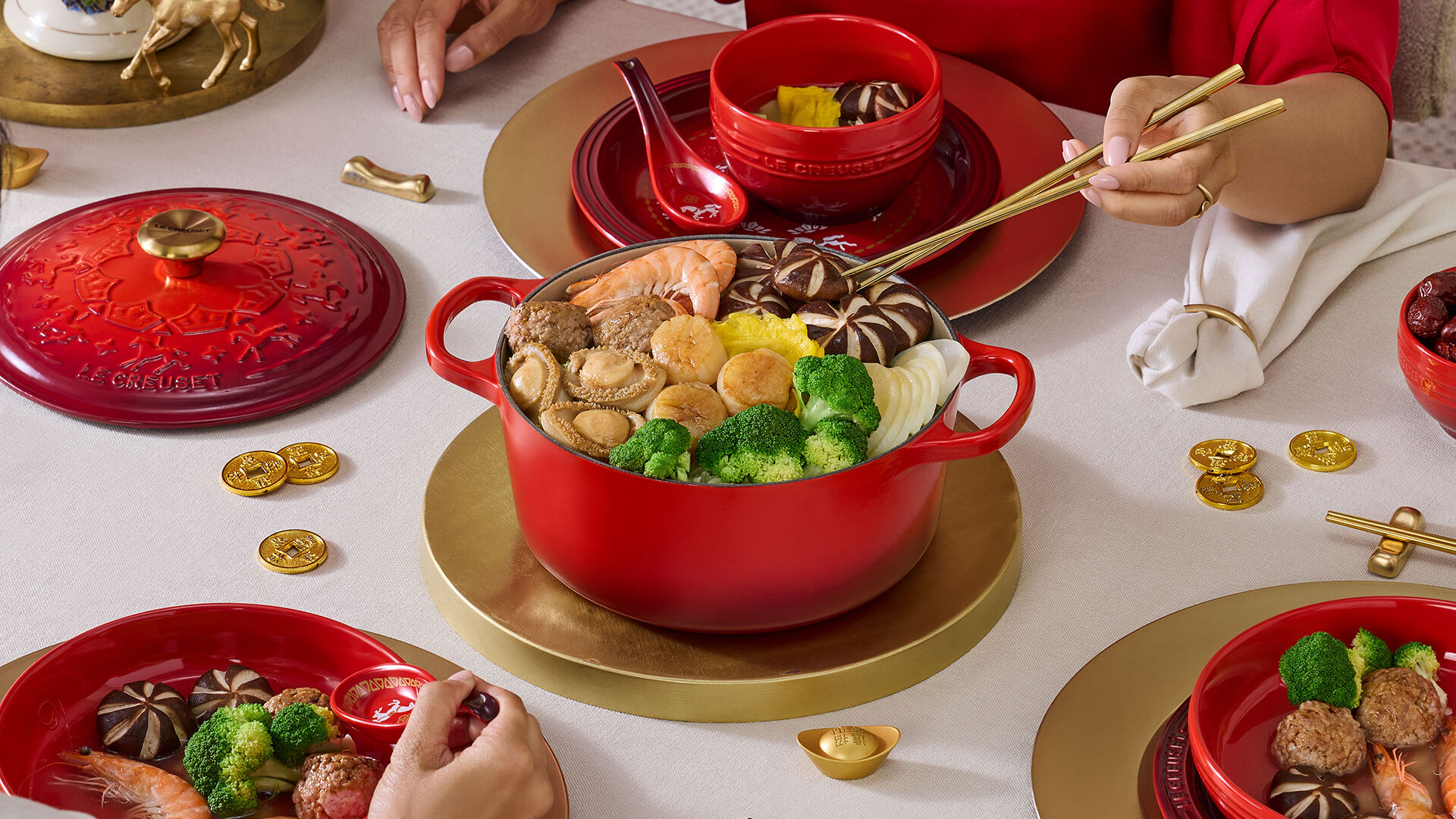 ▲LE CREUSET迎春「旋轉木馬」系列,用浮雕工藝讓日常餐桌也有儀式感。(圖/品牌提供)