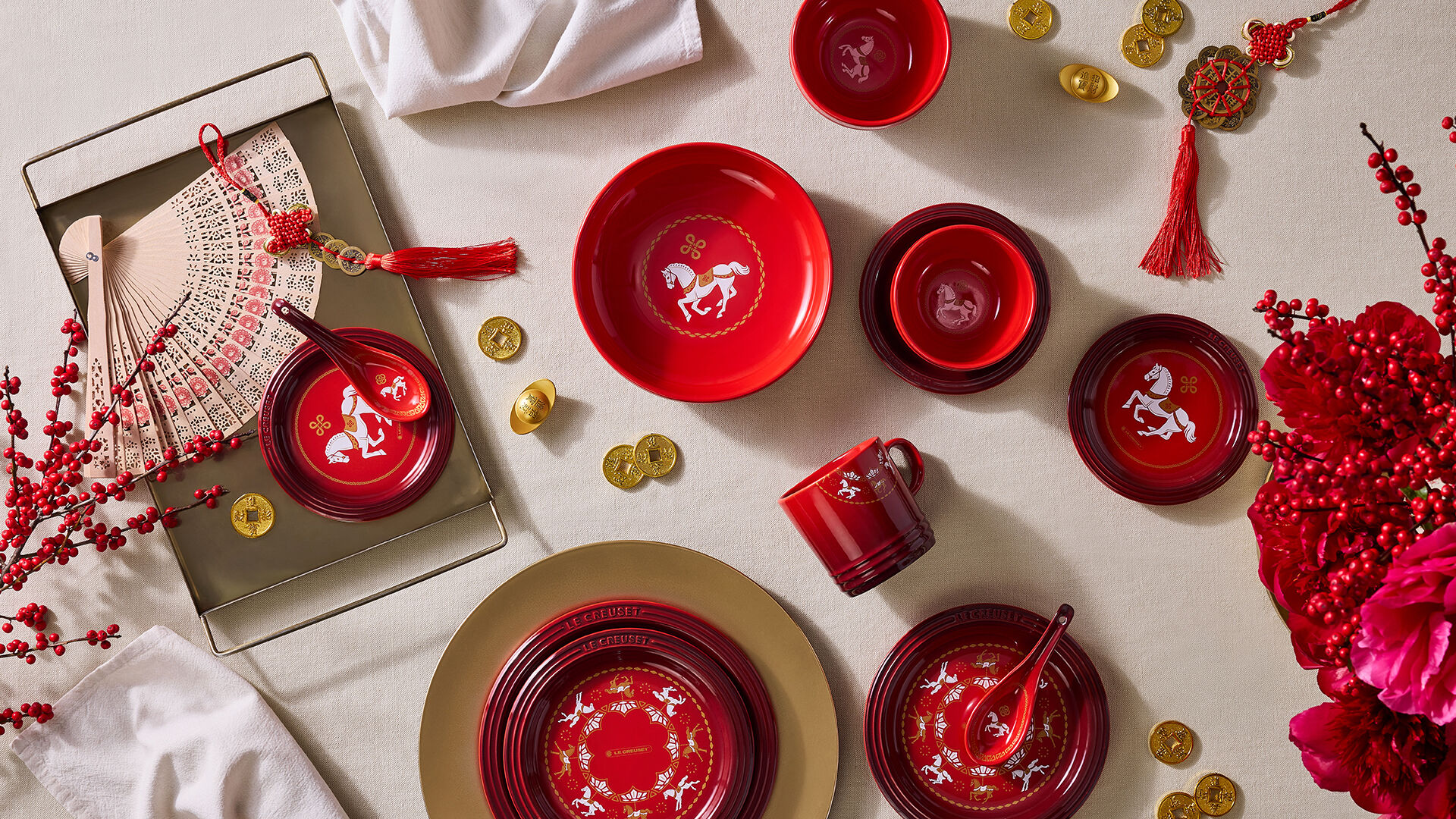 ▲LE CREUSET迎春「旋轉木馬」系列,用浮雕工藝讓日常餐桌也有儀式感。(圖/品牌提供)