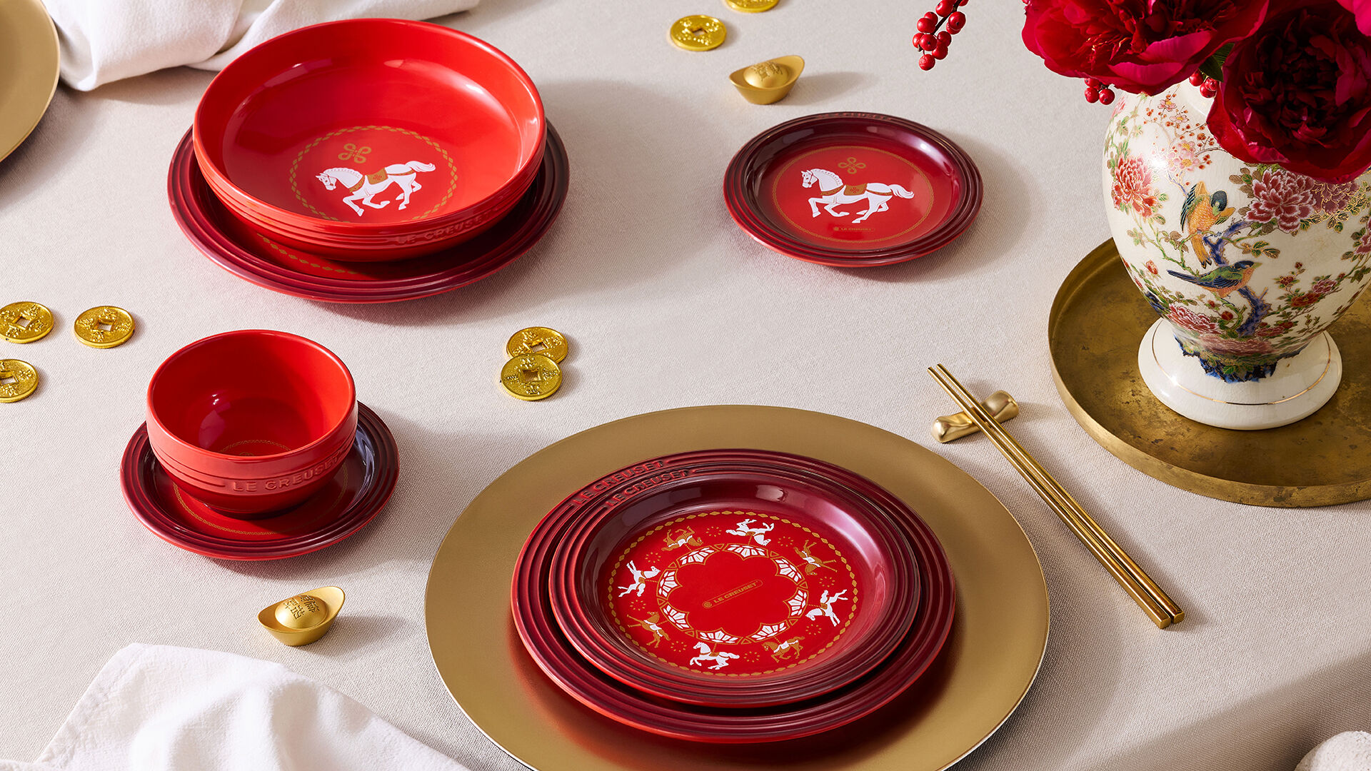 ▲LE CREUSET迎春「旋轉木馬」系列,用浮雕工藝讓日常餐桌也有儀式感。(圖/品牌提供)