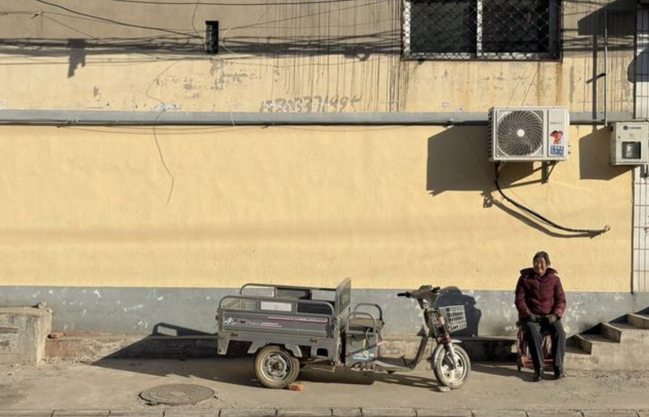 ▲居住在河北一帶的農民利用白天晴朗時刻曬太陽取暖。(圖/翻攝紅星新聞)