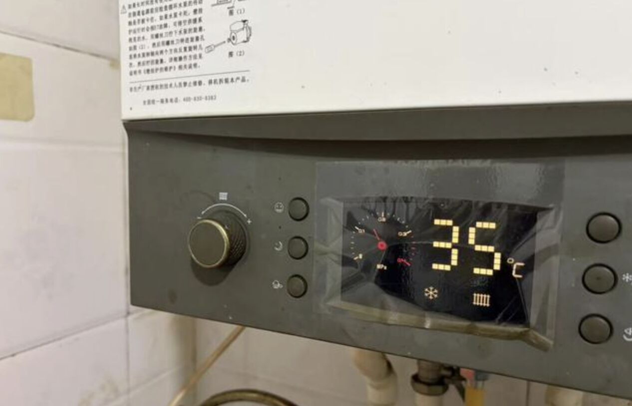 ▲村民將室內燃氣爐調成低溫運行狀態省錢。(圖/翻攝紅星新聞)