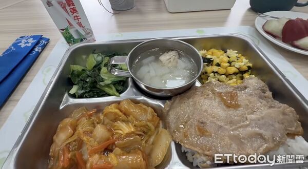 ▲▼高雄市宣布不跟進營養午餐免費政策,高雄市議員白喬茵喊話市府,別讓高雄孩子有相對剝奪感。圖為高雄市營養午餐。(圖/記者賴文萱翻攝)