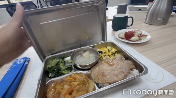 ▲▼高雄市宣布不跟進營養午餐免費政策,高雄市議員白喬茵喊話市府,別讓高雄孩子有相對剝奪感。圖為高雄市營養午餐。(圖/記者賴文萱翻攝)
