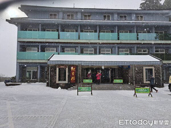 ▲強烈大陸冷氣團發威,合歡山再度飄雪。(圖/林業保育署南投分署提供,下同)