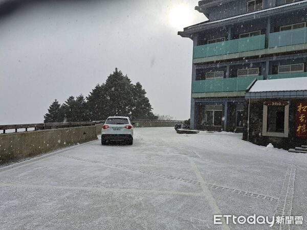 ▲強烈大陸冷氣團發威,合歡山再度飄雪。(圖/林業保育署南投分署提供)