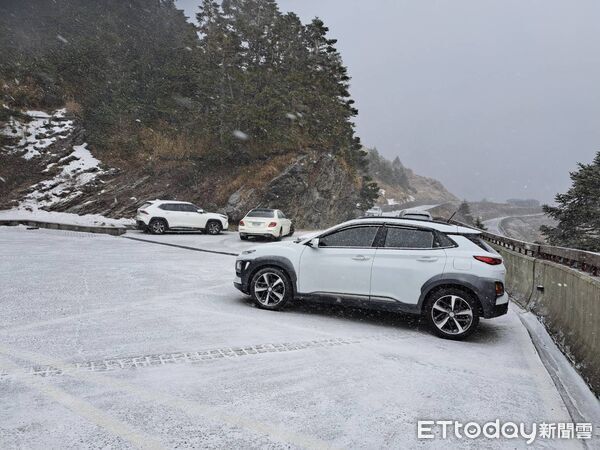 ▲強烈大陸冷氣團發威,合歡山再度飄雪。(圖/林業保育署南投分署提供)