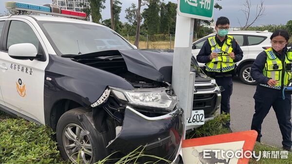 ▲員警執勤途中發生事故。(圖/記者楊晨東翻攝)