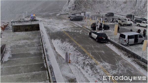 ▲台14甲線武嶺至松雪樓路段路面結冰,車輛限掛雪鏈通行。(圖/公路局中區養工分局提供)