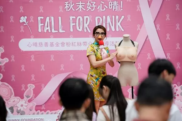 ▲郭書瑤在《何百芮的地獄戀曲》代言情趣商品。(圖/彼此影業提供)