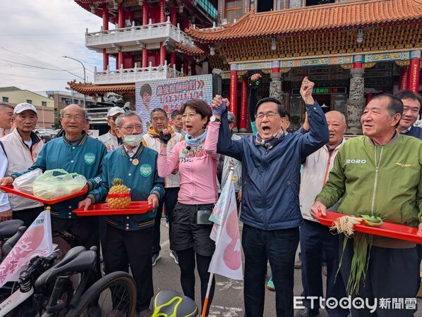 ▲民進黨立委陳亭妃推動「行動政府・行動正能量」鐵馬行動,騎遍台南37區行程進入倒數,行經關廟山西宮時,巧遇前總統陳水扁前來參拜。(記者林東良翻攝,下同)
