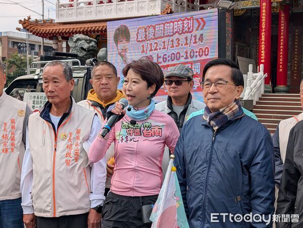 ▲民進黨立委陳亭妃推動「行動政府・行動正能量」鐵馬行動,騎遍台南37區行程進入倒數,行經關廟山西宮時,巧遇前總統陳水扁前來參拜。(記者林東良翻攝,下同)