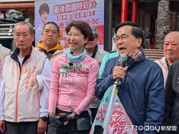 ▲民進黨立委陳亭妃推動「行動政府・行動正能量」鐵馬行動,騎遍台南37區行程進入倒數,行經關廟山西宮時,巧遇前總統陳水扁前來參拜。(記者林東良翻攝,下同)
