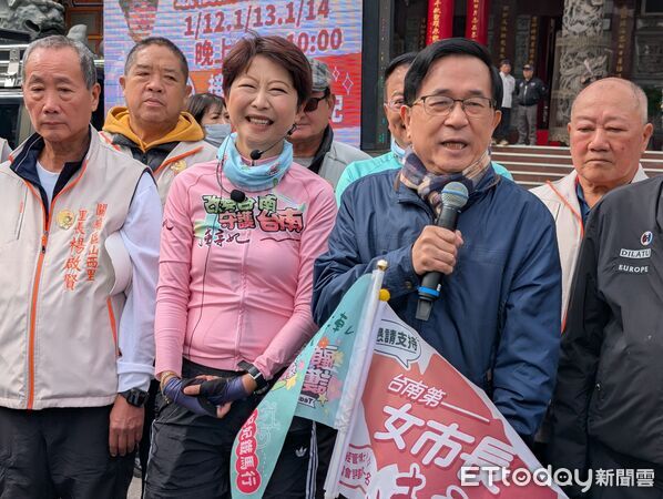 ▲民進黨立委陳亭妃推動「行動政府・行動正能量」鐵馬行動,騎遍台南37區行程進入倒數,行經關廟山西宮時,巧遇前總統陳水扁前來參拜。(記者林東良翻攝,下同)