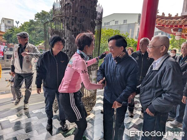 ▲民進黨立委陳亭妃推動「行動政府・行動正能量」鐵馬行動,騎遍台南37區行程進入倒數,行經關廟山西宮時,巧遇前總統陳水扁前來參拜。(記者林東良翻攝,下同)