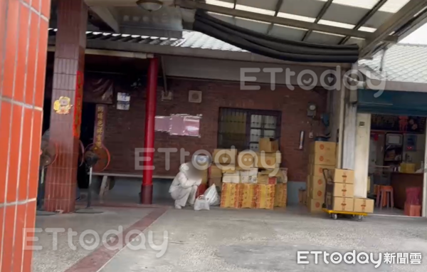 ▲▼飛官辛柏毅戰機失事下落不明,小姨子到新城鄉朱府千歲問事,過程中一度蹲地痛哭。(圖/民眾提供)