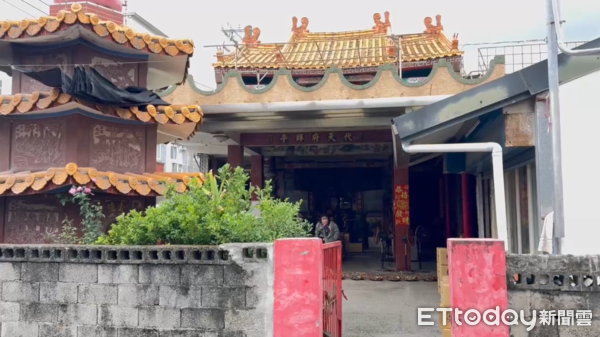 ▲▼飛官辛柏毅戰機失事下落不明,小姨子到新城鄉朱府千歲問事,過程中一度蹲地痛哭。(圖/民眾提供)