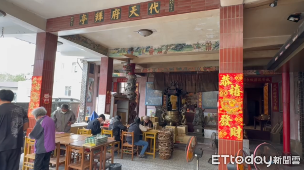 ▲▼飛官辛柏毅戰機失事下落不明,小姨子到新城鄉朱府千歲問事,過程中一度蹲地痛哭。(圖/民眾提供)