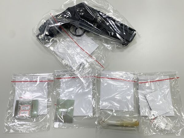 ▲龜山警方在邱男車上起出鎮暴槍、安非他命與吸食器等證物。(圖/龜山警方提供)