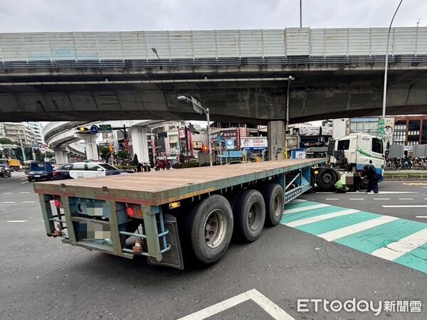 ▲新北市板橋區文化路二段、民生路口拖板車撞腳踏車,1女大腿骨折送醫。(圖/記者陸運陞翻攝,下同)