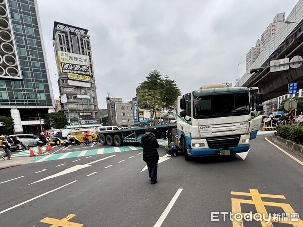 ▲新北市板橋區文化路二段、民生路口拖板車撞腳踏車,1女大腿骨折送醫。(圖/記者陸運陞翻攝,下同)
