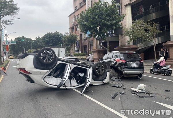▲▼雖然車輛翻覆車頭幾乎撞爛,安全氣囊爆開,但幸運的是駕駛張男並未受(圖/桃園警分局提供)