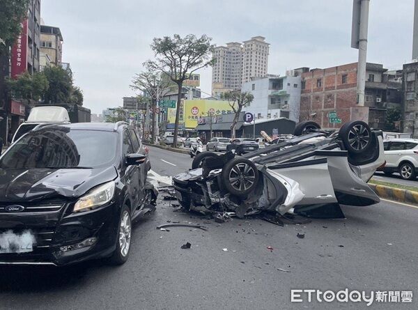 ▲▼雖然車輛翻覆車頭幾乎撞爛,安全氣囊爆開,但幸運的是駕駛張男並未受(圖/桃園警分局提供)