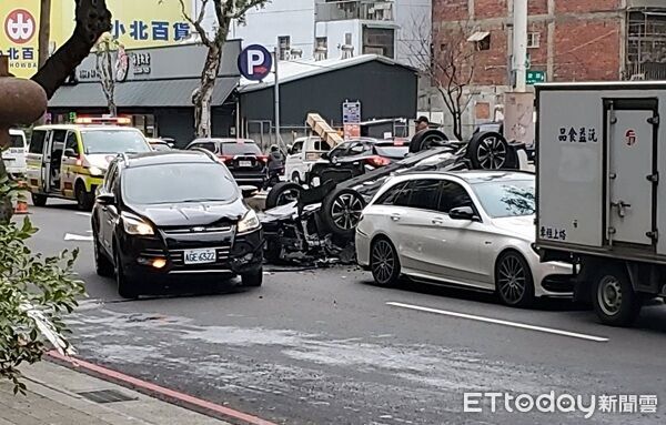▲張男駕駛百萬進口休旅車失控追撞停等紅車後翻覆。(圖/桃園警分局提供)