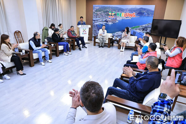 ▲謝國樑廣納家長意見強化制度與食安。(圖/記者郭世賢翻攝)