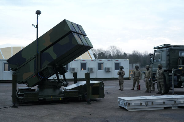 ▲▼丹麥士兵站在斯考斯楚普空軍基地(Skalstrup air base)的 NASAMS 防空系統發射器旁。(圖/路透)