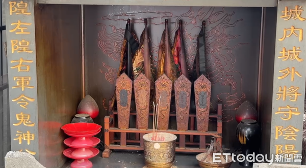▲台南市縣城隍廟凌晨遭人闖入破壞,廟前儀杖與令旗受損,警方已介入調查。(記者林東良翻攝,下同)