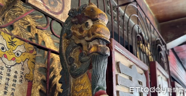▲台南市縣城隍廟凌晨遭人闖入破壞,廟前儀杖與令旗受損,警方已介入調查。(記者林東良翻攝,下同)