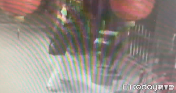 ▲台南市縣城隍廟凌晨遭人闖入破壞,廟前儀杖與令旗受損,警方已介入調查。(記者林東良翻攝,下同)