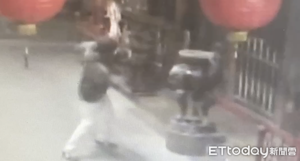 ▲台南市縣城隍廟凌晨遭人闖入破壞,廟前儀杖與令旗受損,警方已介入調查。(記者林東良翻攝,下同)