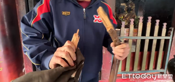 ▲台南市縣城隍廟凌晨遭人闖入破壞,廟前儀杖與令旗受損,警方已介入調查。(記者林東良翻攝,下同)