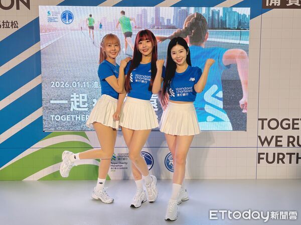 ▲2026年渣打台北公益馬拉松「跑者備賽基地」開幕,崔荷潾(左起)、小映、賴可帶來開幕應援。(圖/記者杜奕君攝)