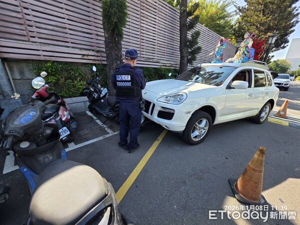 ▲▼台中婦遭佛祖車輾壓,一度卡在車底。(圖/民眾提供,下同)