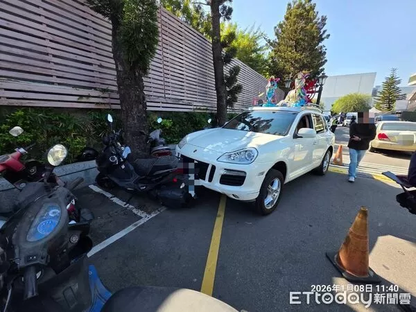 ▲▼台中婦遭佛祖車輾壓,一度卡在車底。(圖/民眾提供,下同)