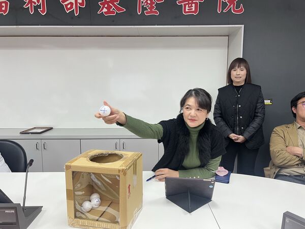 ▲落實陽光法案!基隆醫院公開抽籤查核財產申報。(圖/衛福部基隆醫院提供)