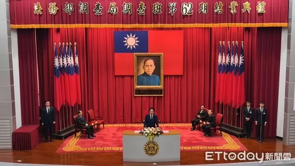 ▲▼調查局調查班第62期學員8日舉辦結業典禮,總統賴清德親臨主持,結業成績前三名學員依序為藍于妙(中)、謝孟軒(右)與趙彥翔(左),全體結業學員舉右手宣誓,並與總統賴清德等官員合照。(圖/記者黃哲民攝)